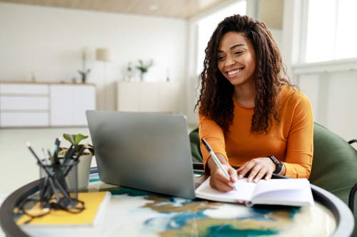 Préparation de la communication d’été d’une entreprise.