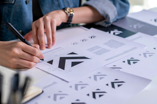 Dirigeant qui envisage de refaire le logo de son entreprise.